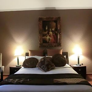 One-Bedroom Apartment King Bed